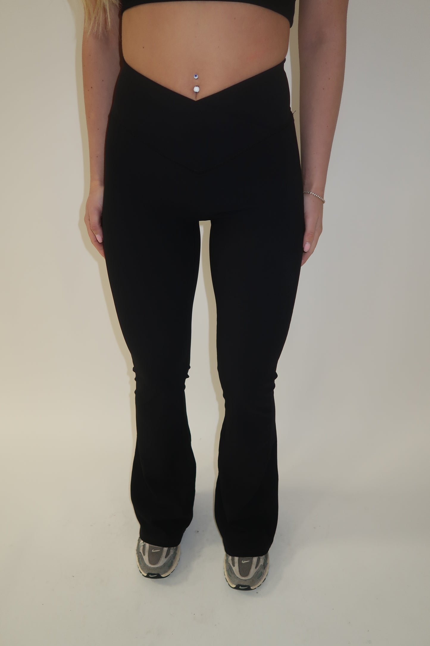 GYM GIRL ERA EXCLUSIVE Black sculpt V waist flared bottoms